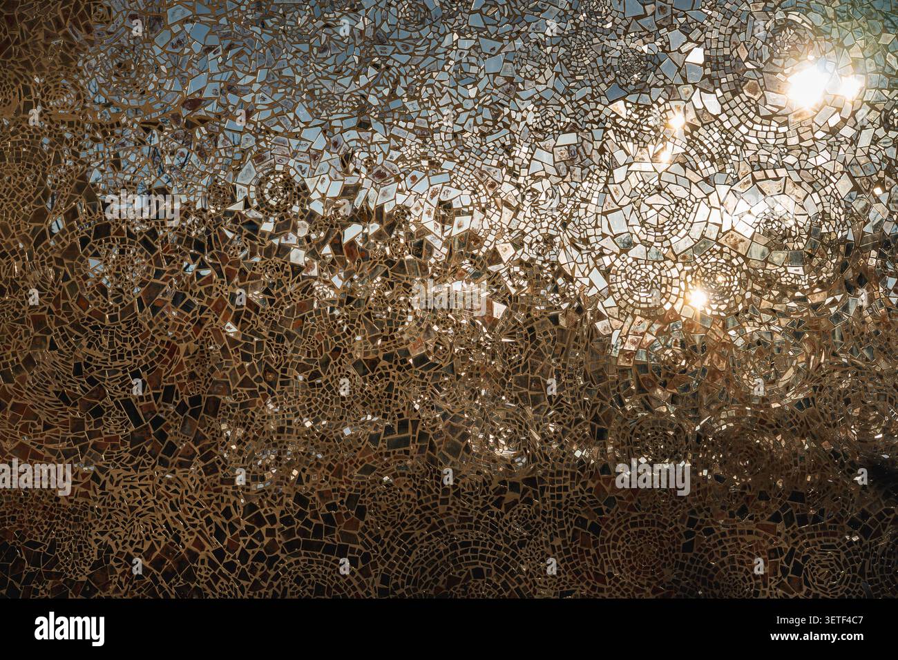 un primo piano di mosaici fatti di frammenti di vetro Foto Stock