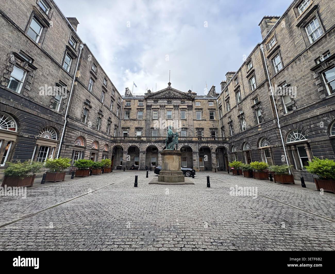 Architettura storica in pietra e statua equestre nel cortile delle camere della città di Edimburgo, Edimburgo, Scozia. Foto Stock