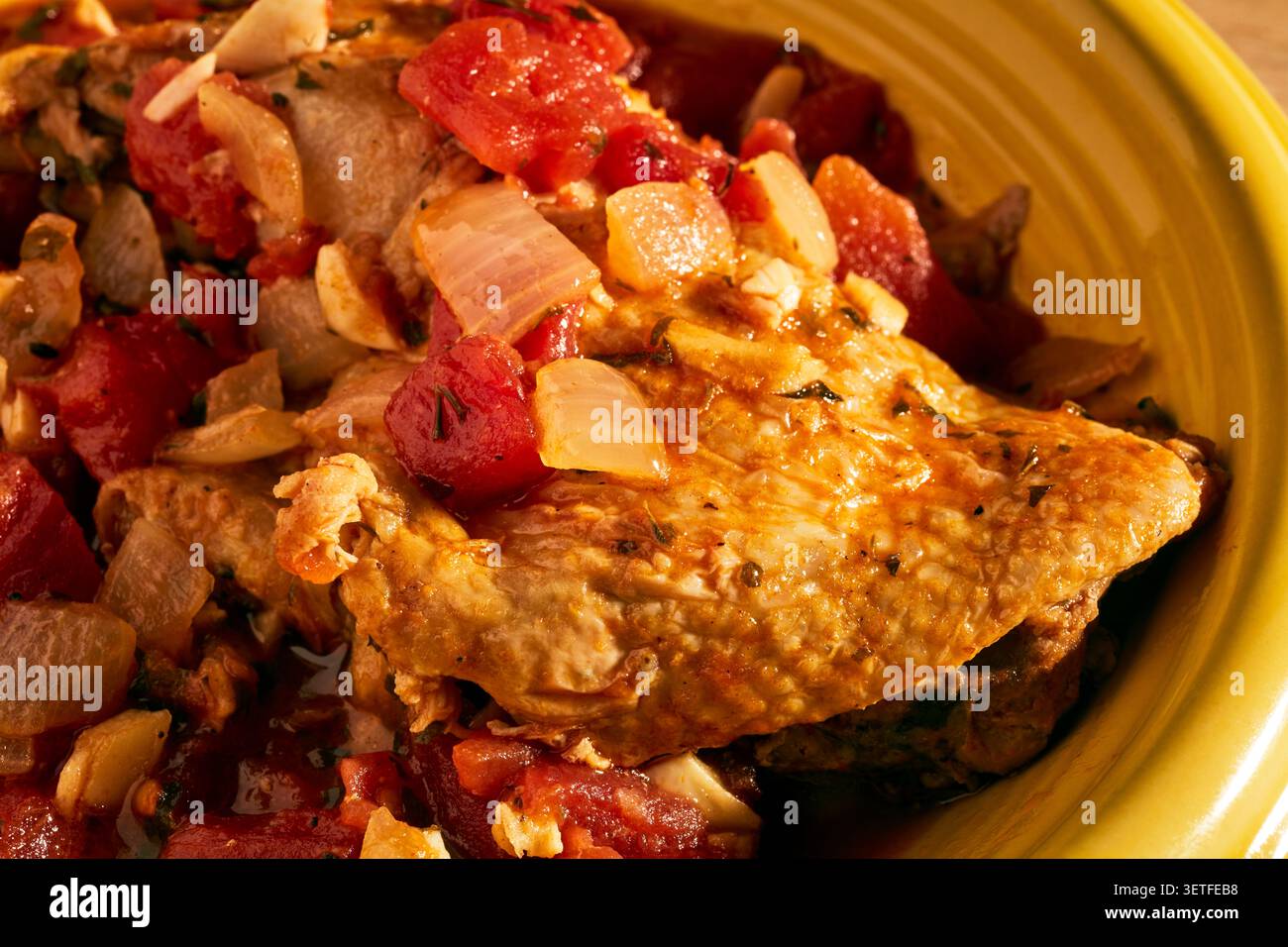 Ostropel, pollo rumeno con aglio e pomodoro. Foto Stock