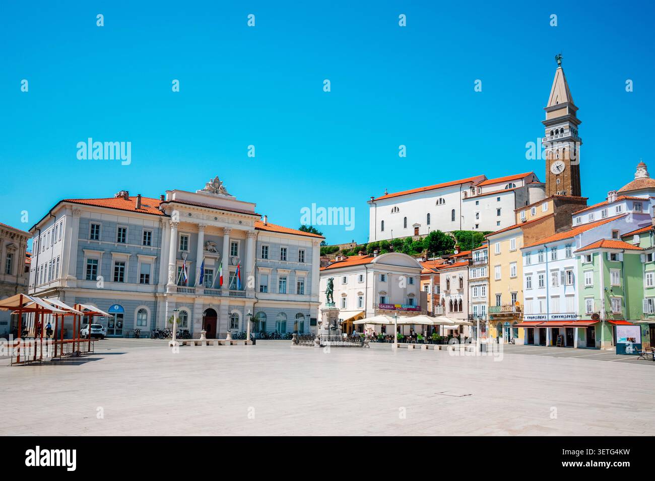 Pirano Slovenia - 22 giugno 2026: Piazza storica con architettura veneziana e campanile a Pirano, Slovenia, sotto il cielo azzurro. Foto Stock
