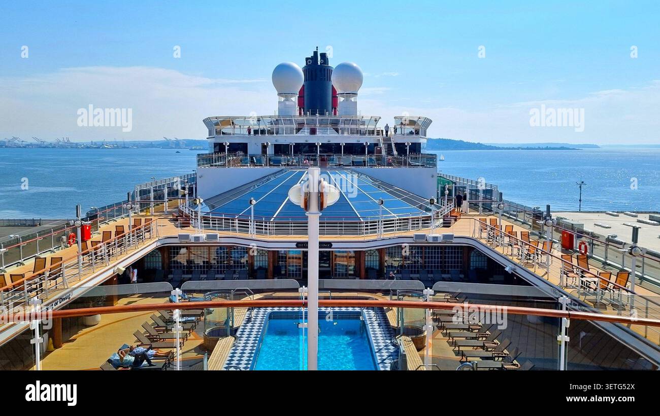 Nave da crociera di lusso Cunard Queen Elizabeth sulla strada per l'Alaska dal porto di Seattle, Washington, Stati Uniti Foto Stock