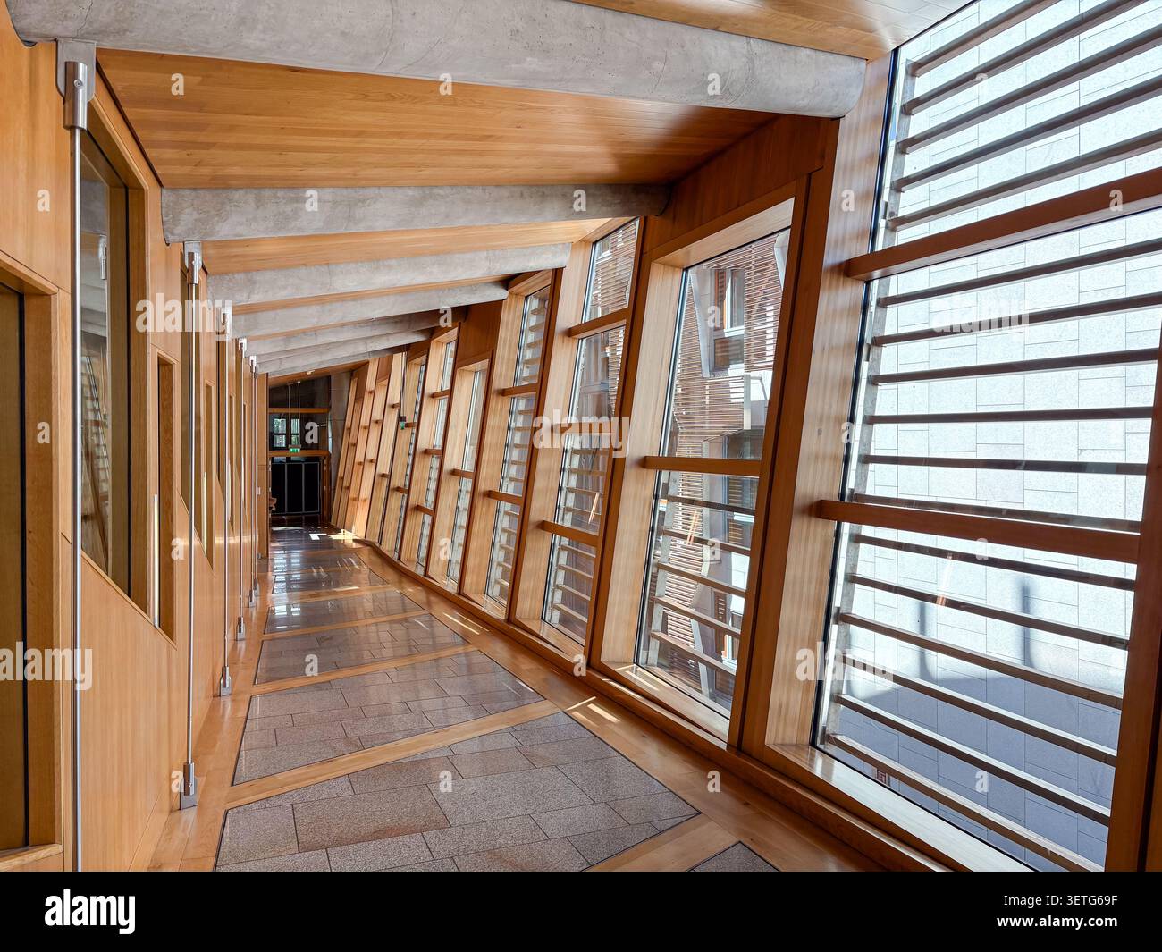 Architettura moderna con pannelli in legno e finestre inclinate nell'edificio del Parlamento scozzese, Holyrood, Edimburgo, Scozia. Foto Stock