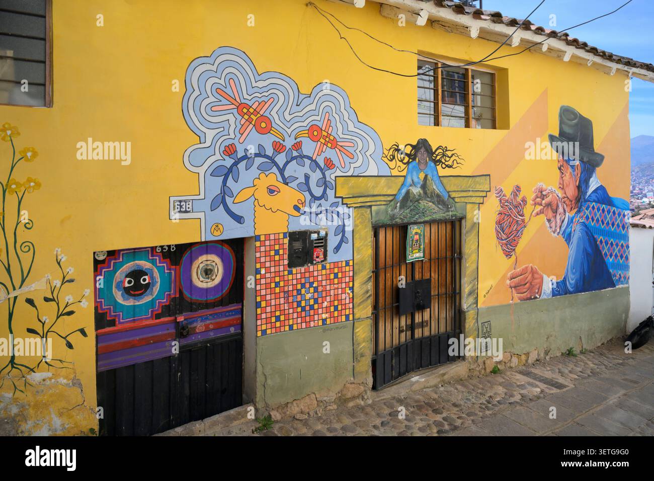 Arte murale su edifici a Cusco, Perù Foto Stock