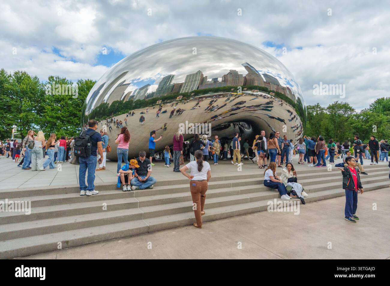 Chicago, Stati Uniti - 19 giugno 2026 - la folla si riunisce intorno all'iconica scultura del cancello nuvoloso nel parco millenario di chicago che riflette il paesaggio urbano e la vibrante Foto Stock