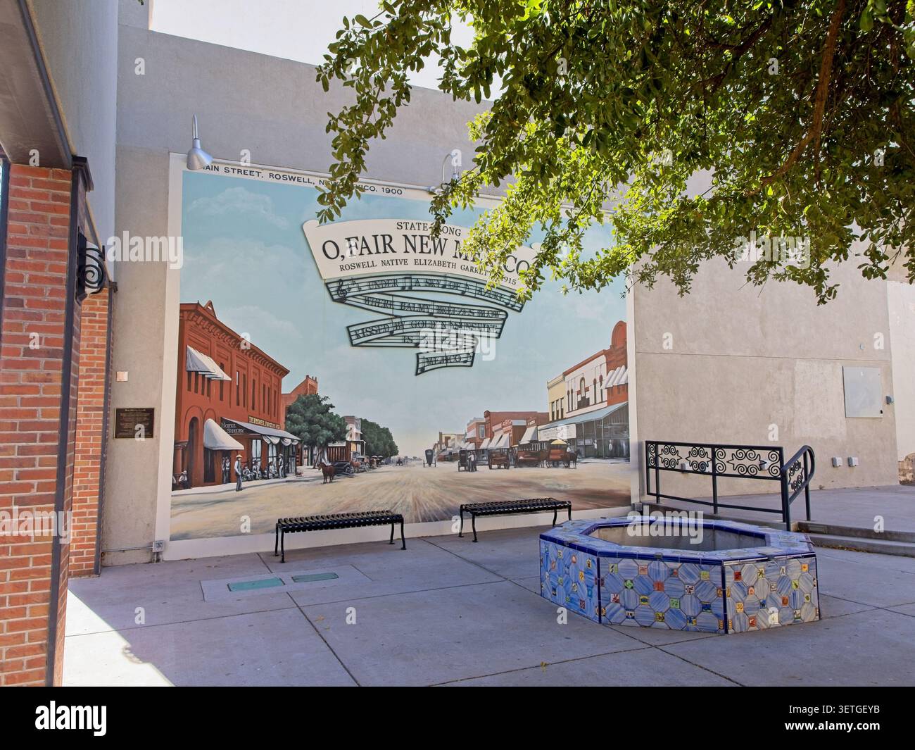 Il murale della canzone di stato è stato creato da Eddie Macias in onore della melodia ufficiale del New Mexico del 1915 di Elizabeth Garrett — Downtown Roswell, New Mexico, novembre 2025 Foto Stock