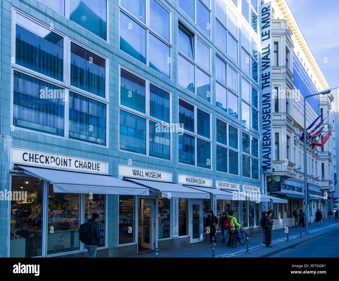 I visitatori passano per il Mauermuseum - Museum Haus am Checkpoint Charlie a Berlino, Germania. Mauer Museum, Wall Museum, Berlin Mitte. Foto Stock
