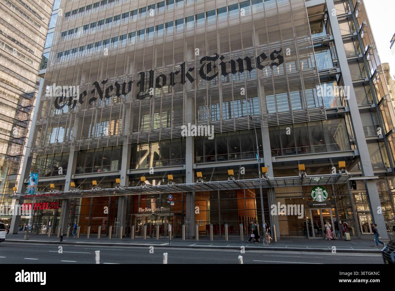 New York, NY - US - 20 giugno 2026 il New York Times Building al 620 Eighth Avenue di Manhattan presenta una suggestiva facciata in vetro a doppia pelle con ceram Foto Stock