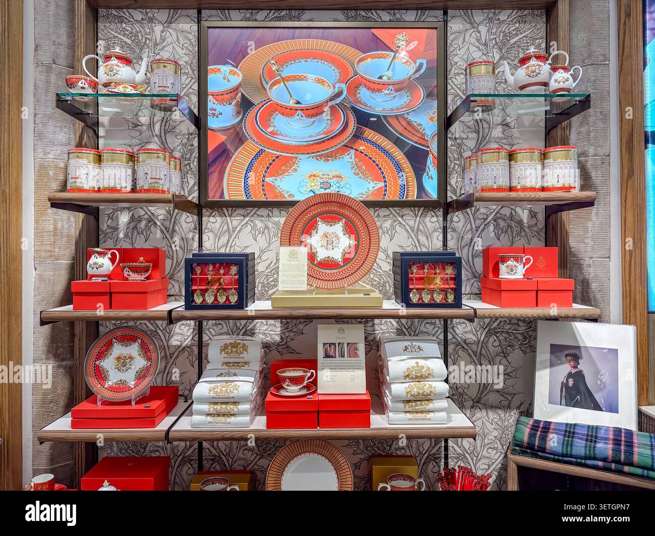 Un'esposizione della collezione reale di chinaware, set da tè dettagliati in oro e confezioni commemorative presentate in un negozio al dettaglio di Buckingham Palace. Foto Stock