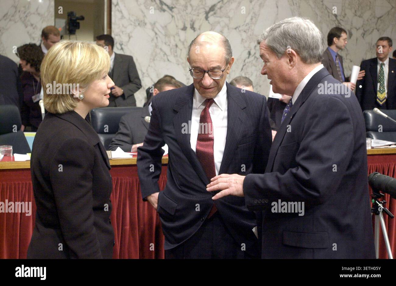 Il presidente del Consiglio della Federal Reserve Alan Greenspan, centro, discute la sua testimonianza pendente con i senatori degli Stati Uniti Hillary Rodham Clinton (Democratico di New York), Left, e Kit Bond (Repubblicano del Missouri), Right, prima della riunione del Comitato del bilancio del Senato degli Stati Uniti il 25 gennaio 2001 a Washington, DC. Crediti: Ron Sachs / CNP / AdMedia Foto Stock