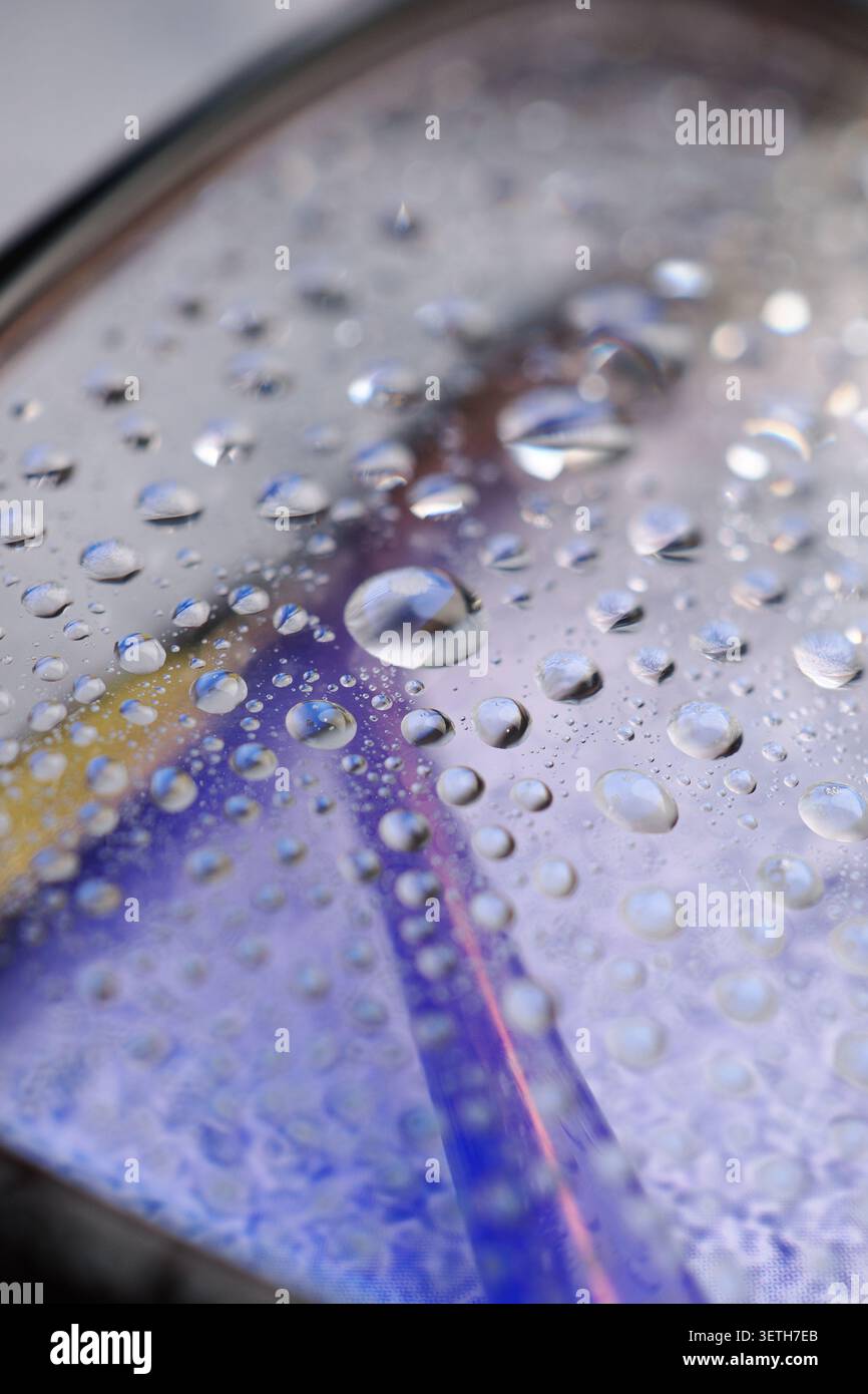 Goccioline d'acqua sulla superficie del vetro oculare in una vista ravvicinata Foto Stock