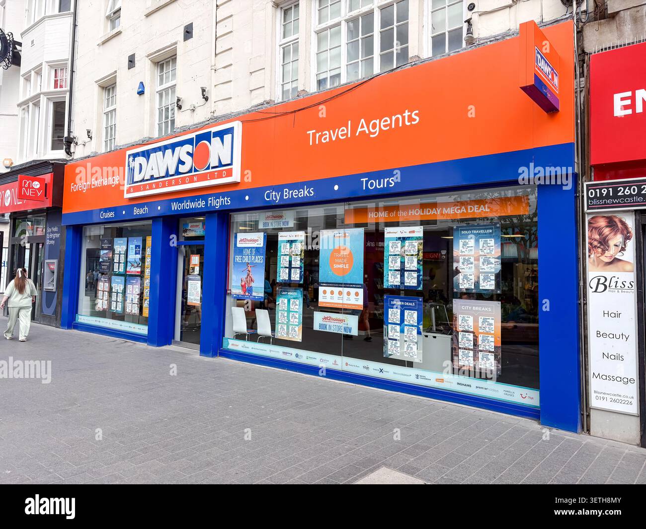 Vetrina dell'agenzia di viaggi Dawson e Sanderson con poster e insegne a Newcastle upon Tyne, Inghilterra. Foto Stock