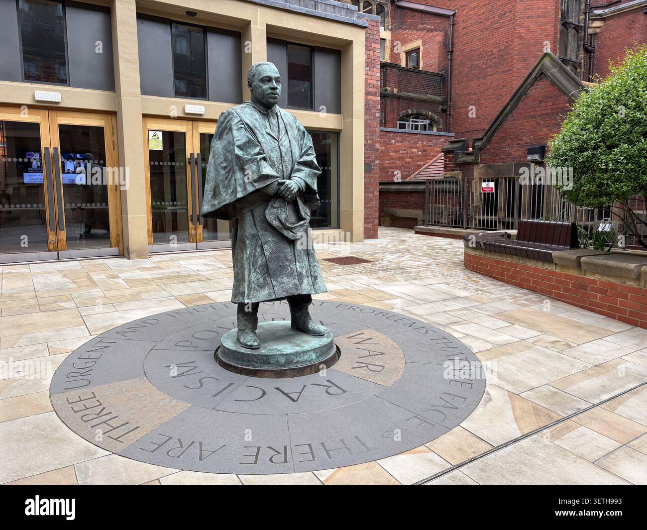 Statua in bronzo di Martin Luther King Jr nel campus della Newcastle University, Newcastle upon Tyne, Inghilterra. Foto Stock