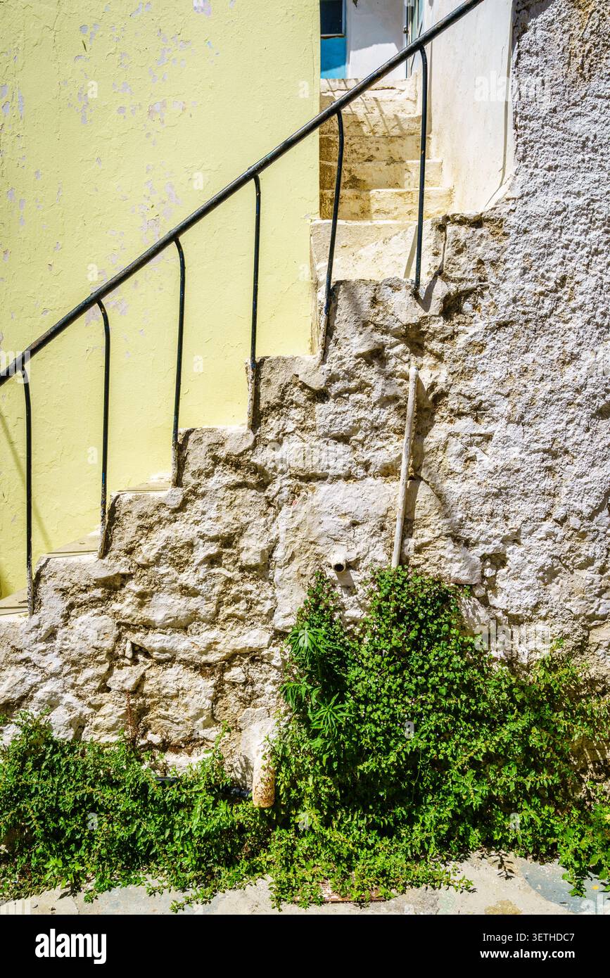 Scala in pietra di una vecchia casa in un villaggio cretese Foto Stock