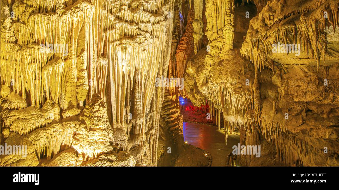 Illiuminated prometheus Cave and Pathway. Viaggia per luoghi e visite turistiche in Georgia Foto Stock