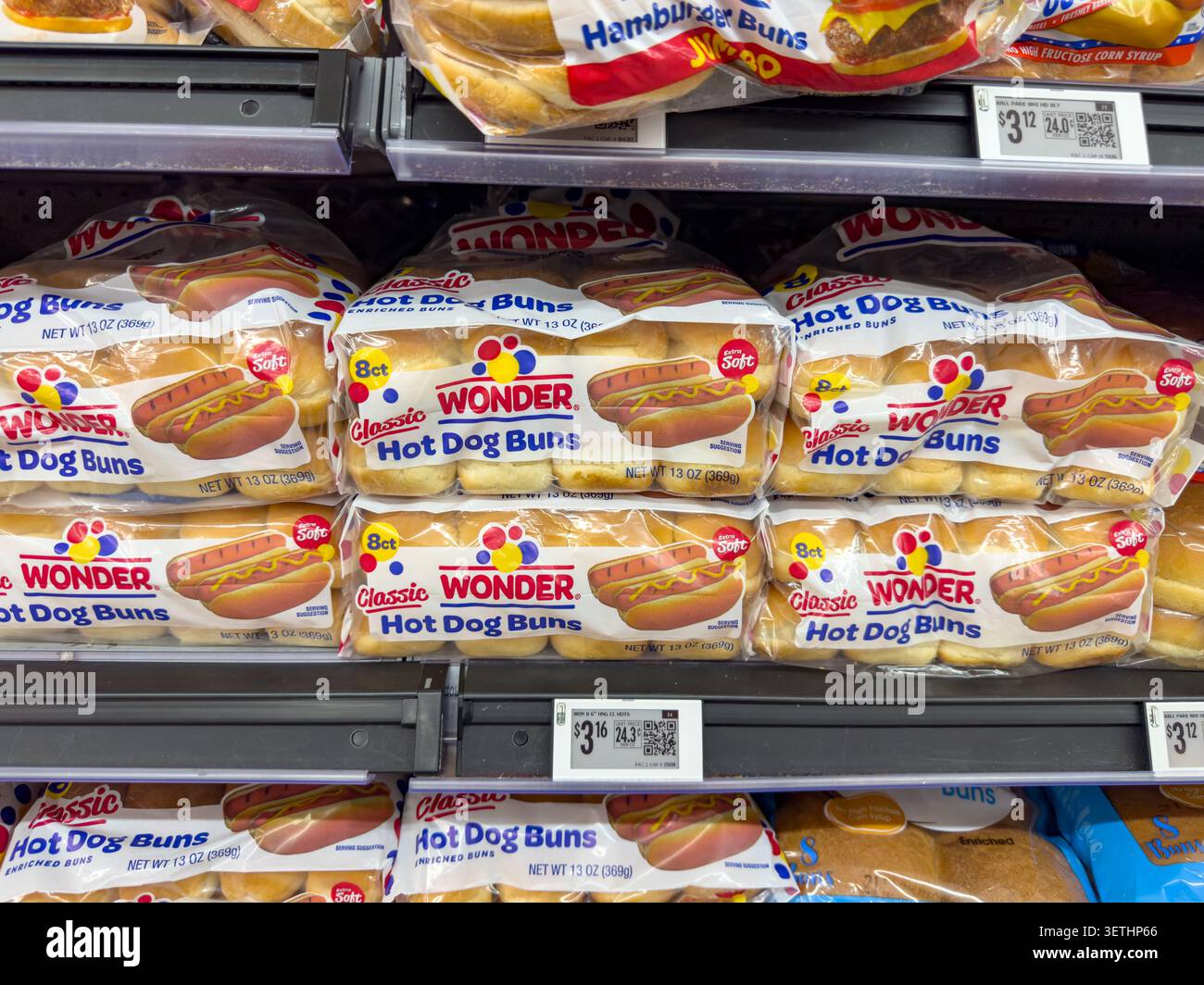 Los Angeles, California, Stati Uniti - 08-01-2025: Una vista di diversi pacchetti di panini Wonder Hot Dog, nel negozio. Foto Stock