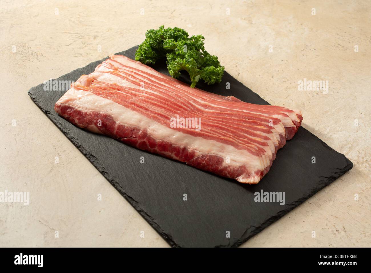 Una vista di fette di pancetta di manzo halal cruda. Foto Stock