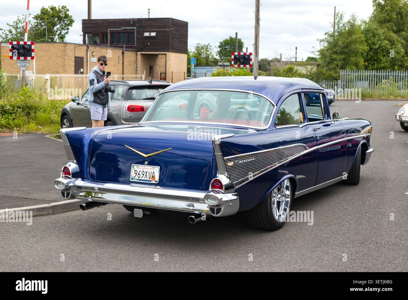 Vista posteriore di una Chevrolet 210 coupé personalizzata 1957 blu con targa California parcheggiata in una mostra all'aperto Foto Stock