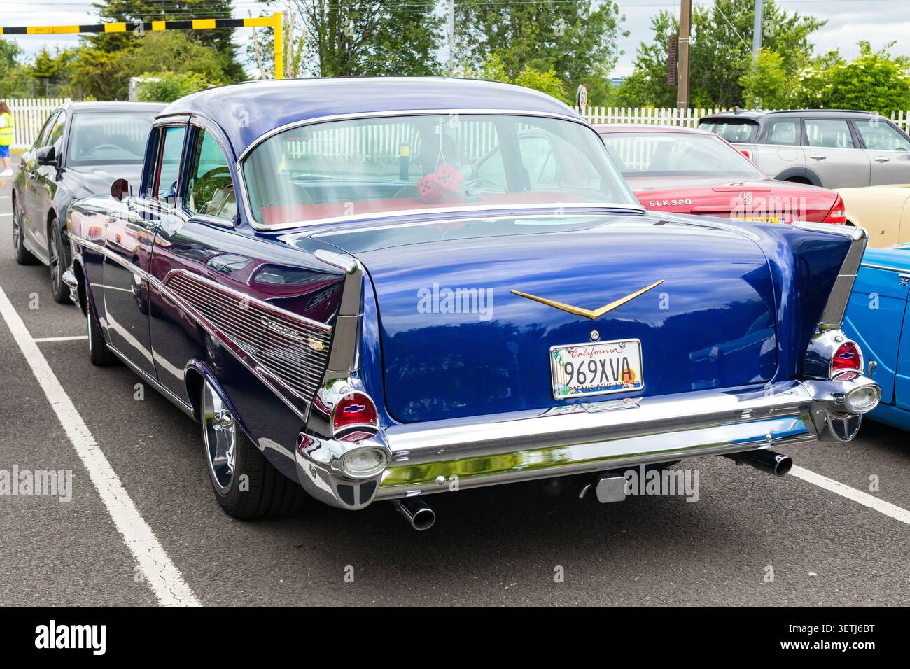 Vista posteriore di una Chevrolet 210 coupé personalizzata 1957 blu con targa California parcheggiata in una mostra all'aperto Foto Stock