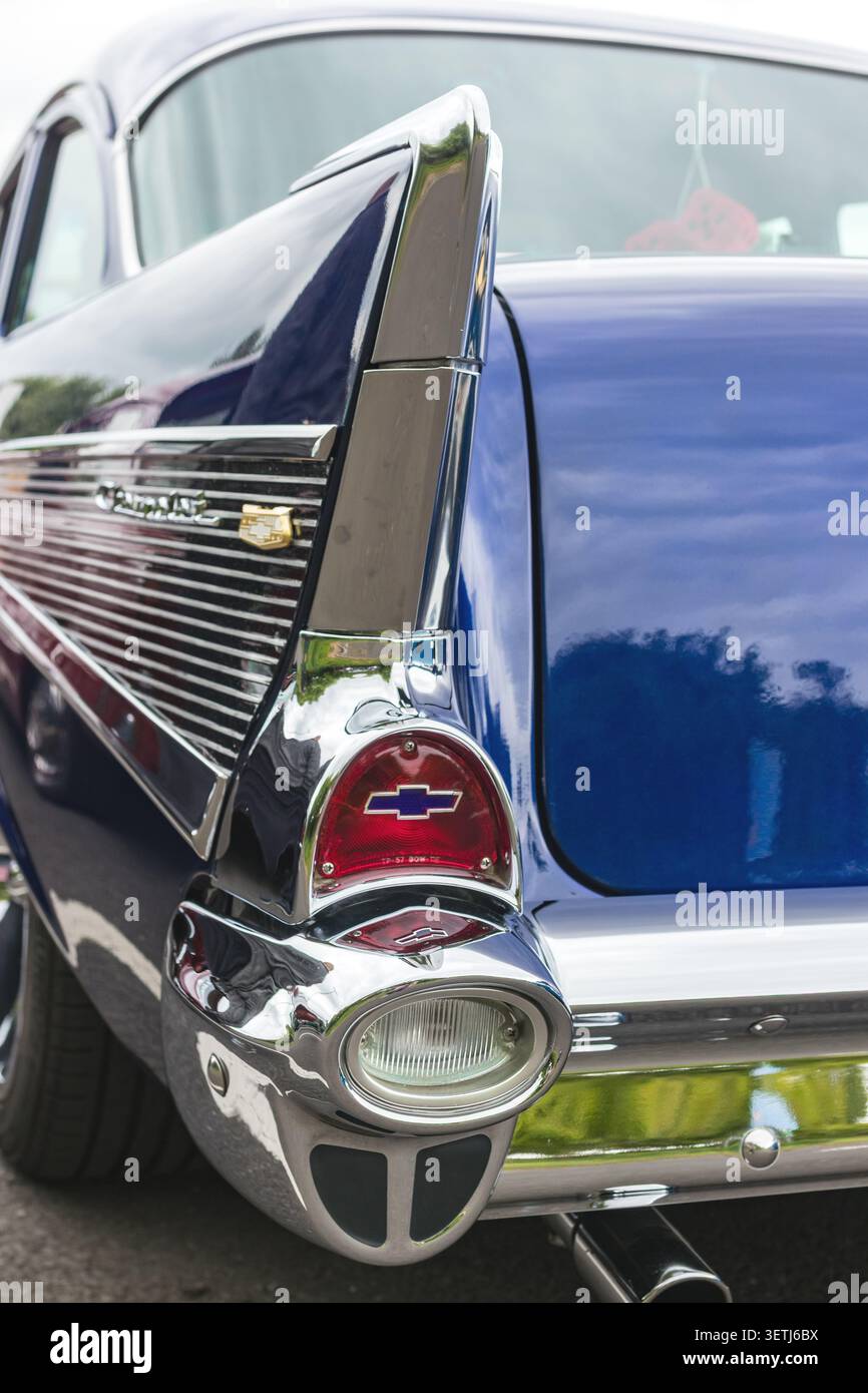Vista posteriore di una Chevrolet 210 coupé personalizzata 1957 blu con targa California parcheggiata in una mostra all'aperto Foto Stock