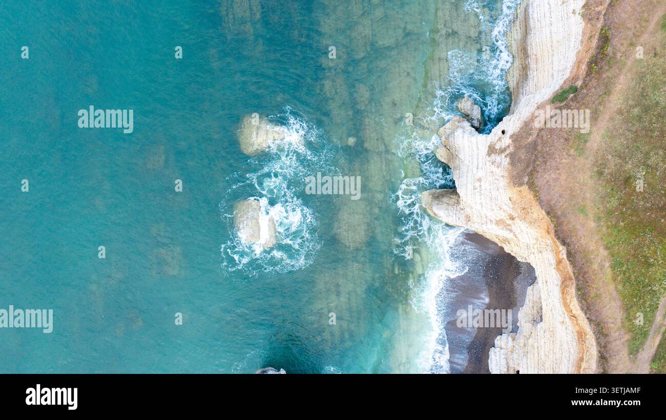 Vista aerea delle scogliere bianche di gesso e delle acque turchesi di Freshwater Bay a Freshwater, Isola di Wight, Regno Unito. Foto Stock