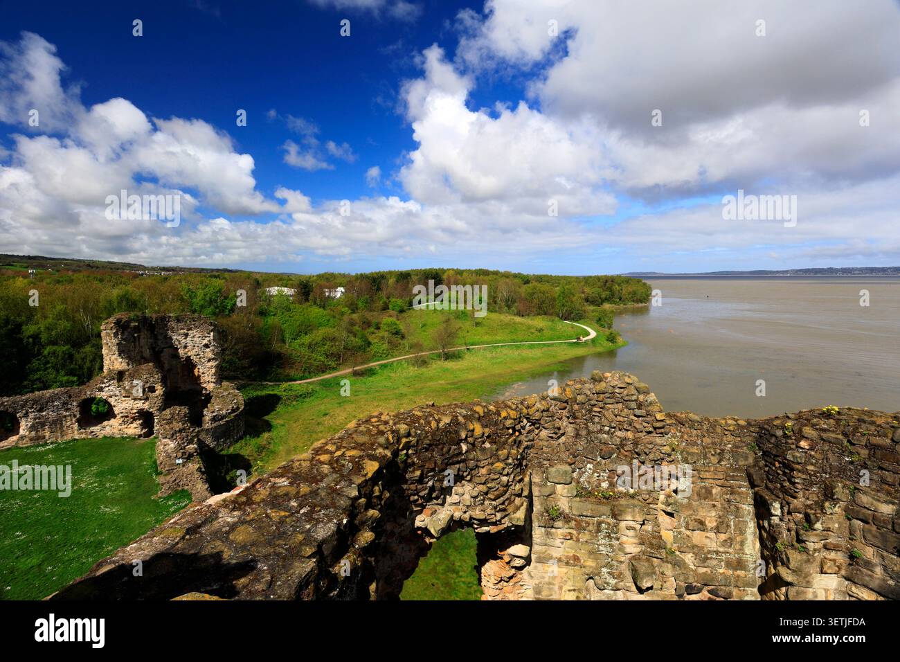 Le rovine del castello di Flint costruito da re Edoardo i nel 1277-1286, sull'estuario del fiume Dee, villaggio di Flint, Flintshire, Galles del Nord, Gran Bretagna. Foto Stock