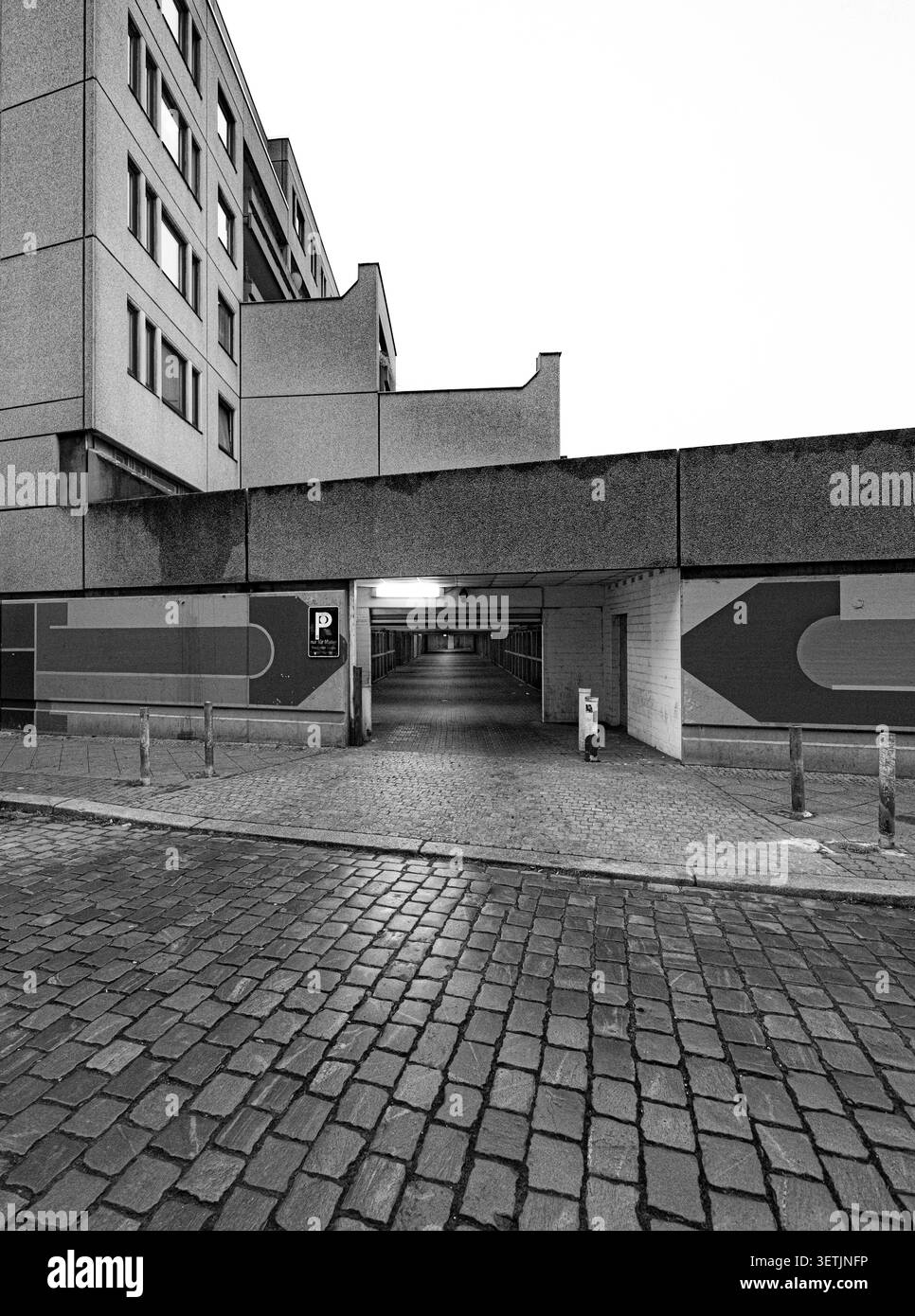 Terrasse Schöneberger, complesso di edilizia residenziale sociale degli anni '70, passaggio d'ingresso lastricato, Berlino Foto Stock