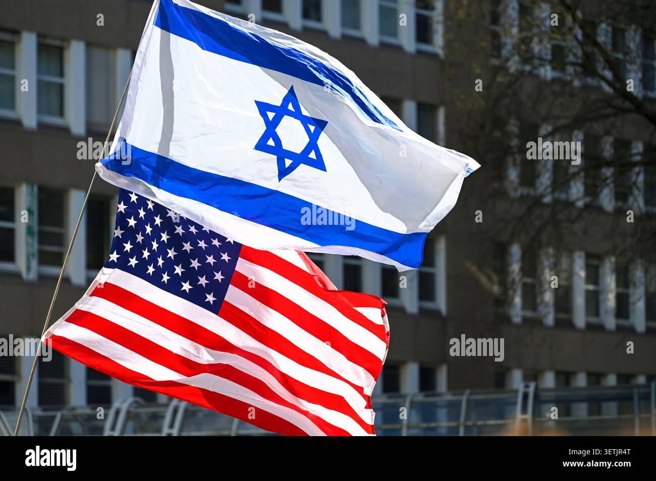 Bandiere degli Stati Uniti e di Israele che sventolano per strada durante l'incontro, quadro concettuale Foto Stock