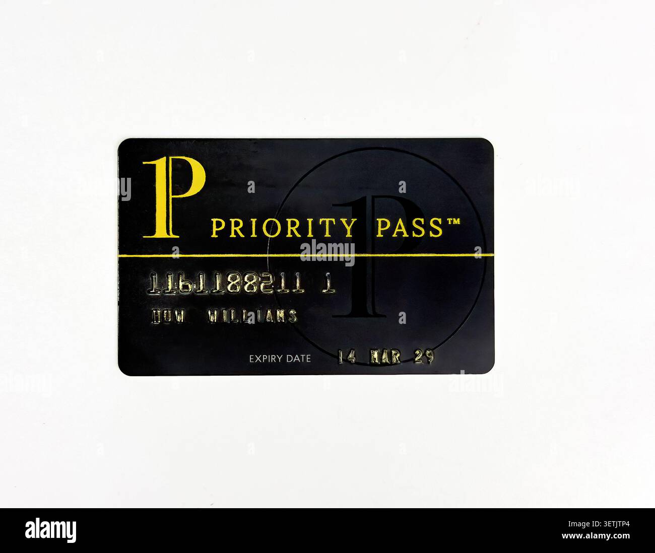 Carta nera Priority Pass per l'accesso alla lounge aeroportuale e vantaggi di viaggio su sfondo bianco Foto Stock