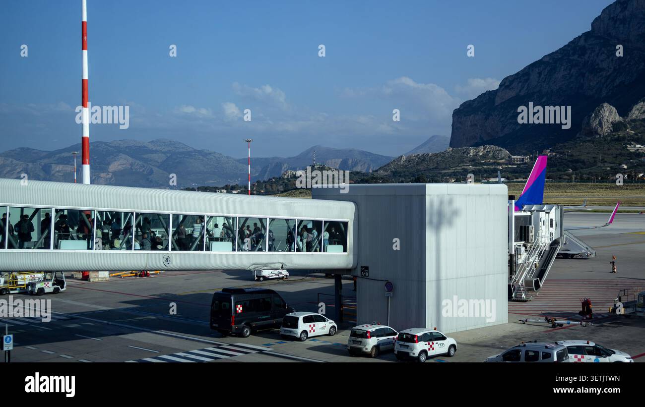 7 marzo 2026, Palermo, Sicilia, Italia. Edificio del terminal e area operativa aeroportuale con zona di servizio degli aeromobili. Aumento dei prezzi del carburante e decine regionali Foto Stock