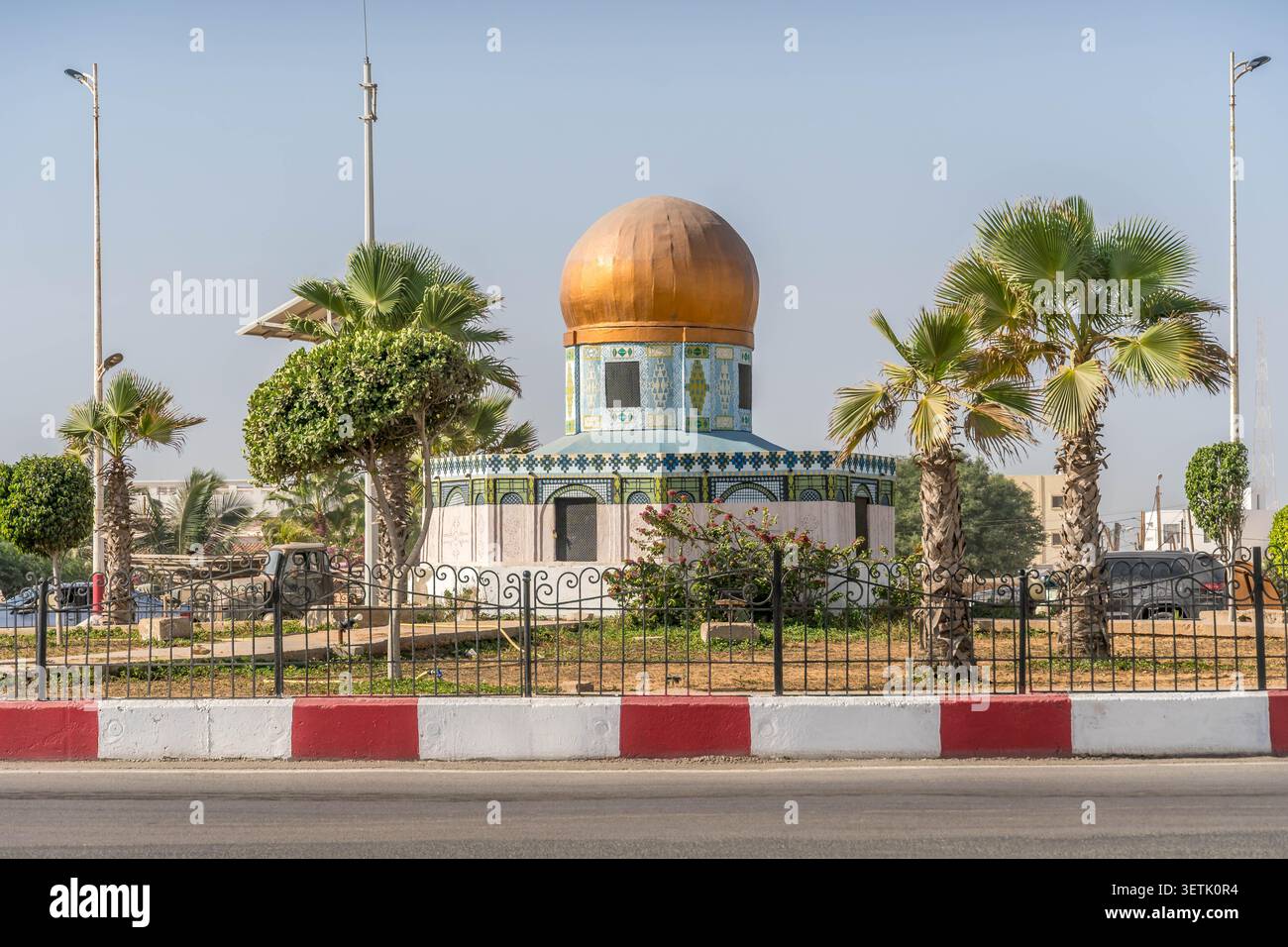 Piccola moschea a Nouakchott, Mauritania, sulle strade della capitale africana soleggiata. Foto Stock