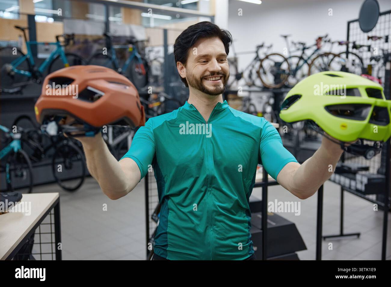 Consulente di prodotto che espone vari accessori per elmetto Foto Stock