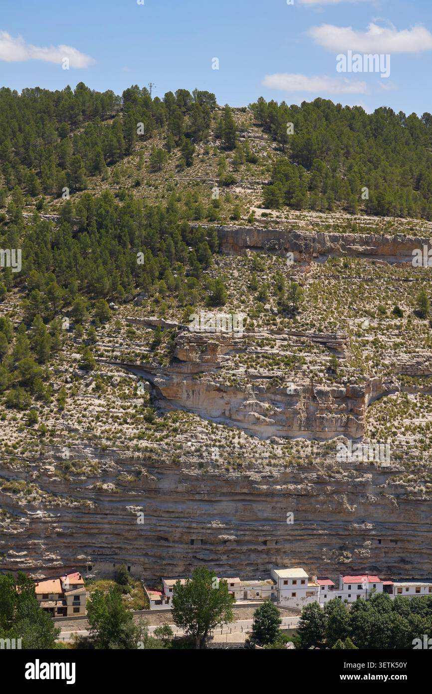 Scogliere calcaree boscose che si affacciano sulla valle di Alcala del Jucar. Foto Stock