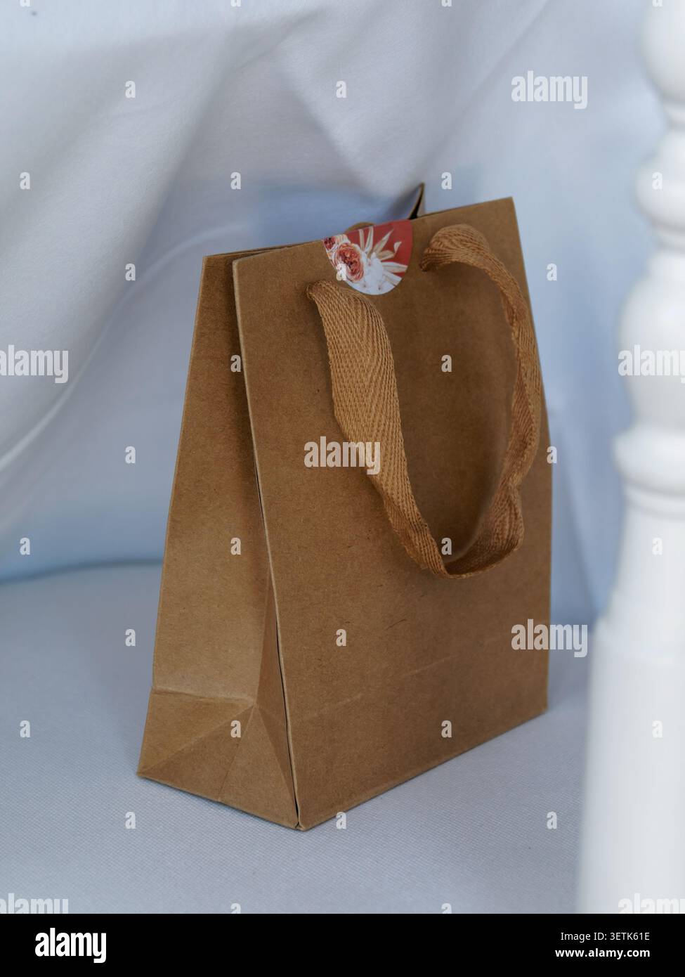 Borsa regalo in carta marrone kraft preparata come omaggio di nozze per gli ospiti durante un ricevimento in Francia. Confezione ecocompatibile adatta per regali, souvenir Foto Stock