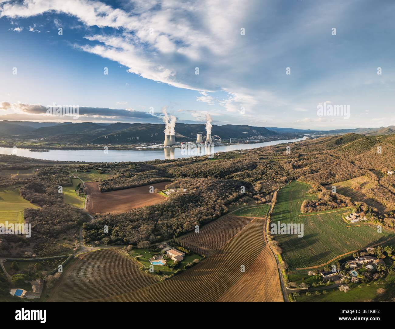 Cruas, Auvergne-Rhone-Alpes, Francia - 12 febbraio 2026: Veduta aerea della centrale nucleare di Cruas sul fiume Rodano, circondata da dolci colline, Foto Stock