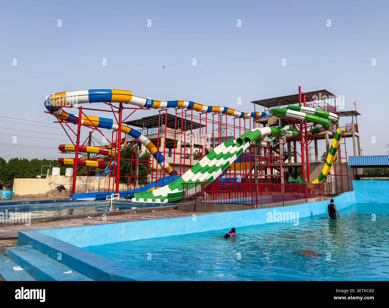 Il colorato parco acquatico con scivoli emozionanti e attrazioni acquatiche adatte alle famiglie, è possibile scattare foto al parco acquatico New Devgarh Resort jod Foto Stock