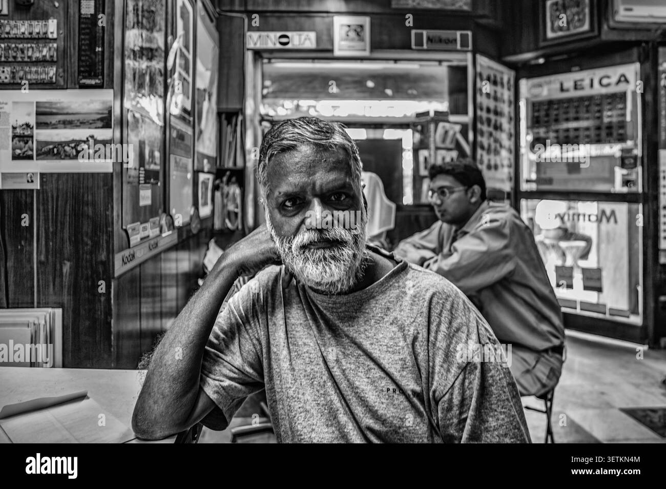 Foto vintage in bianco e nero del fotografo #AnilDave al Kakubhai's Shop di Mumbai, Maharashtra India. Foto Stock