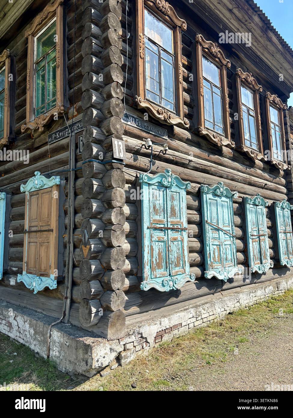 Autentica casa in legno russa tradizionale in Siberia. Patrimonio culturale. Concetto di ritorno alle proprie radici e nostalgico destinazione di viaggio. - Immagine stock catturata con smartphone