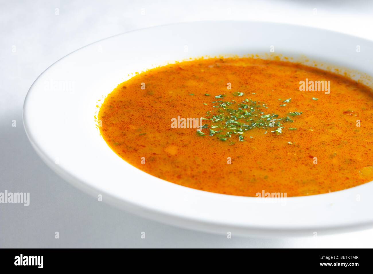 Vista su una ciotola di zuppa di lenticchie. Foto Stock