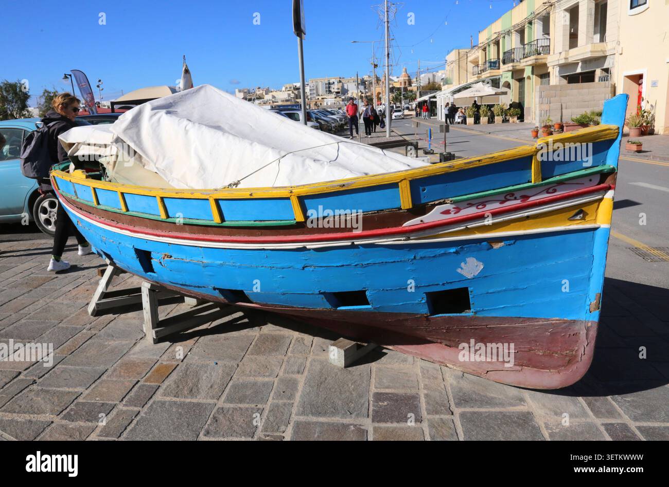 Marsaxlokk. Malta. Vecchio peschereccio luzzu anticarro tradizionalmente dipinto adattato ad un rifugio per gatti randagi (hotel gatti) nel vecchio porto. Foto Stock
