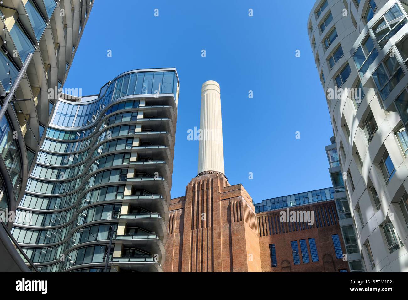 Londra, Regno Unito - 19 giugno 2026: Il complesso di Battersea Power Station, con gli iconici camini bianchi e gli appartamenti di lusso di Prospect Place. Su Foto Stock