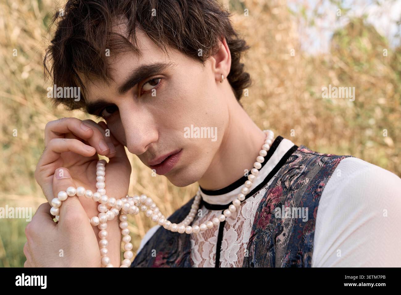 Un giovane uomo mostra con sicurezza l'alta moda e l'individualità in natura Foto Stock