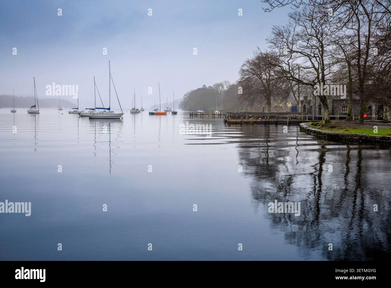 Barche a vela in una giornata invernale a Windermere nel parco Fell Foot, Lake District National Park, Cumbria Foto Stock
