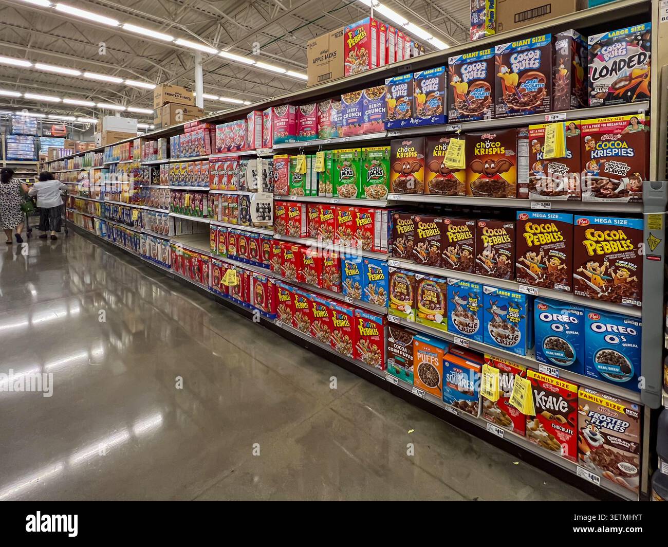 Una varietà di marche di cereali sugli scaffali all'interno di un supermercato. Texas, Stati Uniti. Foto Stock