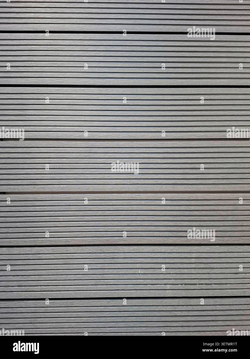 Il pavimento è ricoperto da piastrelle a righe di colori neutri. Il design crea una superficie di base e pulita. Questa impostazione può essere utilizzata per molte attività Foto Stock