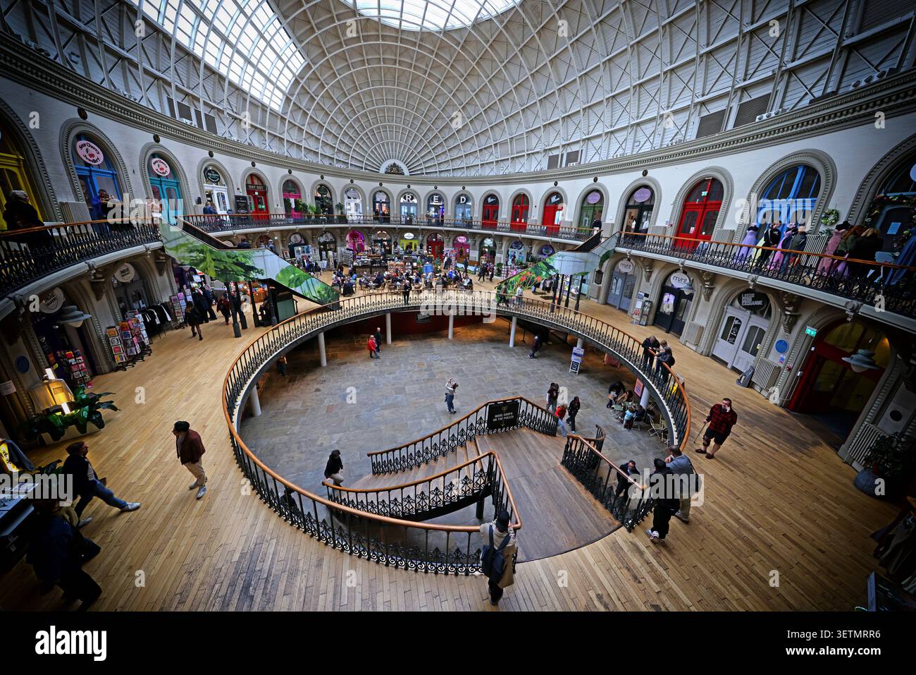 Ampio panorama dell'interno della Borsa di Leeds a Leeds, West Yorkshire, Inghilterra, Regno Unito. Foto Stock