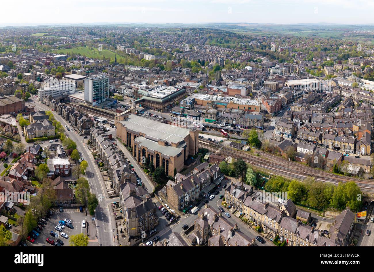 Una vista panoramica aerea del centro di Harrogate nel North Yorkshire, Regno Unito, con edifici storici accanto a edifici moderni. Stazione ferroviaria e autobus di Harrogate Foto Stock