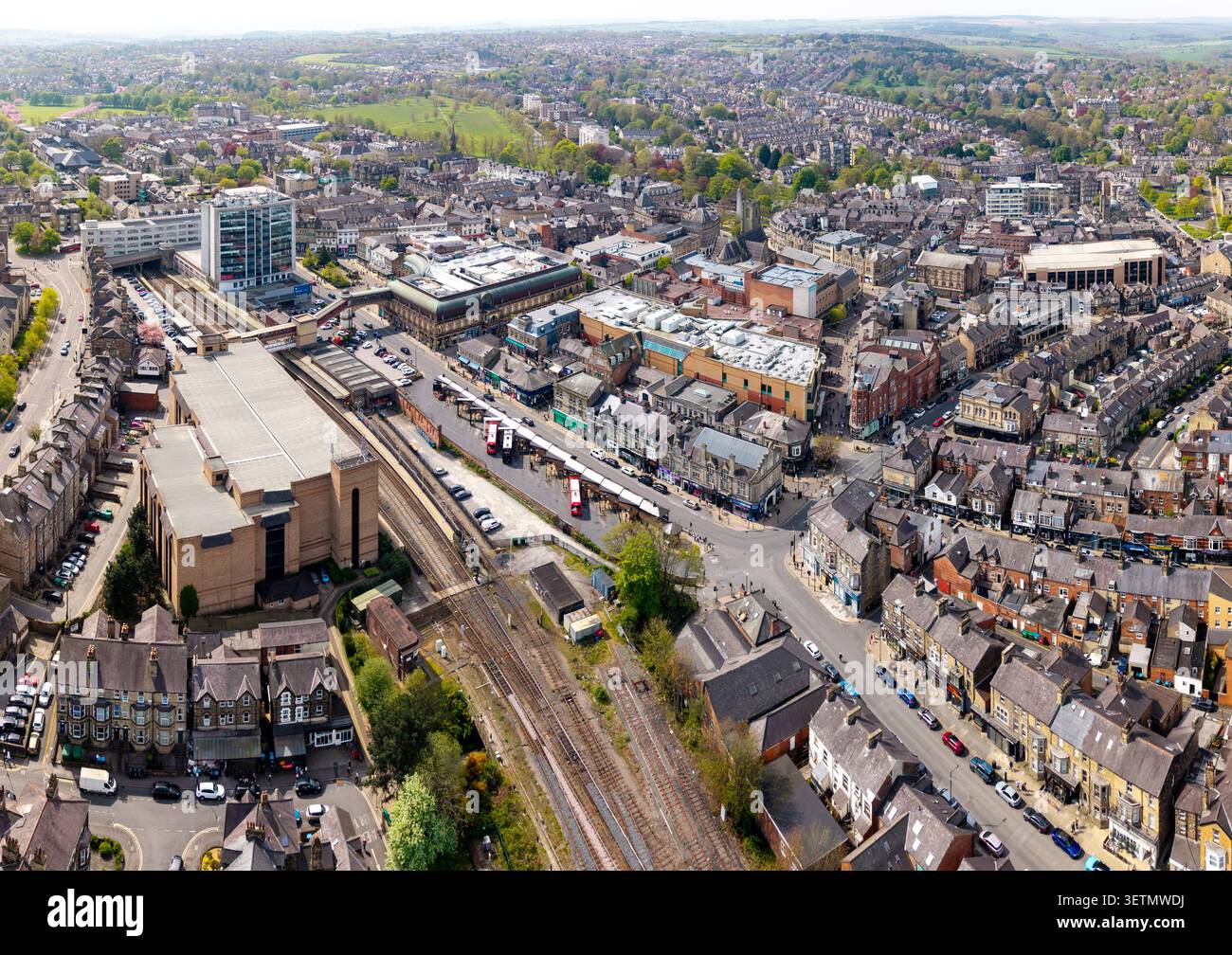 Una vista panoramica aerea del centro di Harrogate nel North Yorkshire, Regno Unito, con edifici storici accanto a edifici moderni. Stazione ferroviaria e autobus di Harrogate Foto Stock