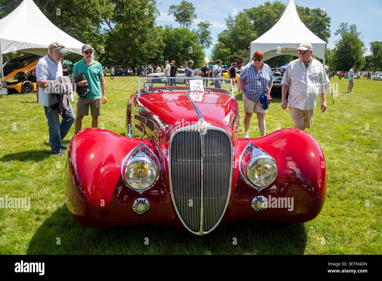 Grosse Pointe Shores, Michigan - Una Delahaye Type 165 Roadster del 1939 in mostra all'annuale fiera automobilistica "Eyes on Design". Il tema di quest'anno era 'P Foto Stock