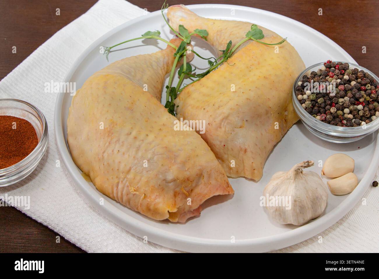 Tralicci di pollo crudo con germogli di pisello freschi pronti per la cottura Foto Stock