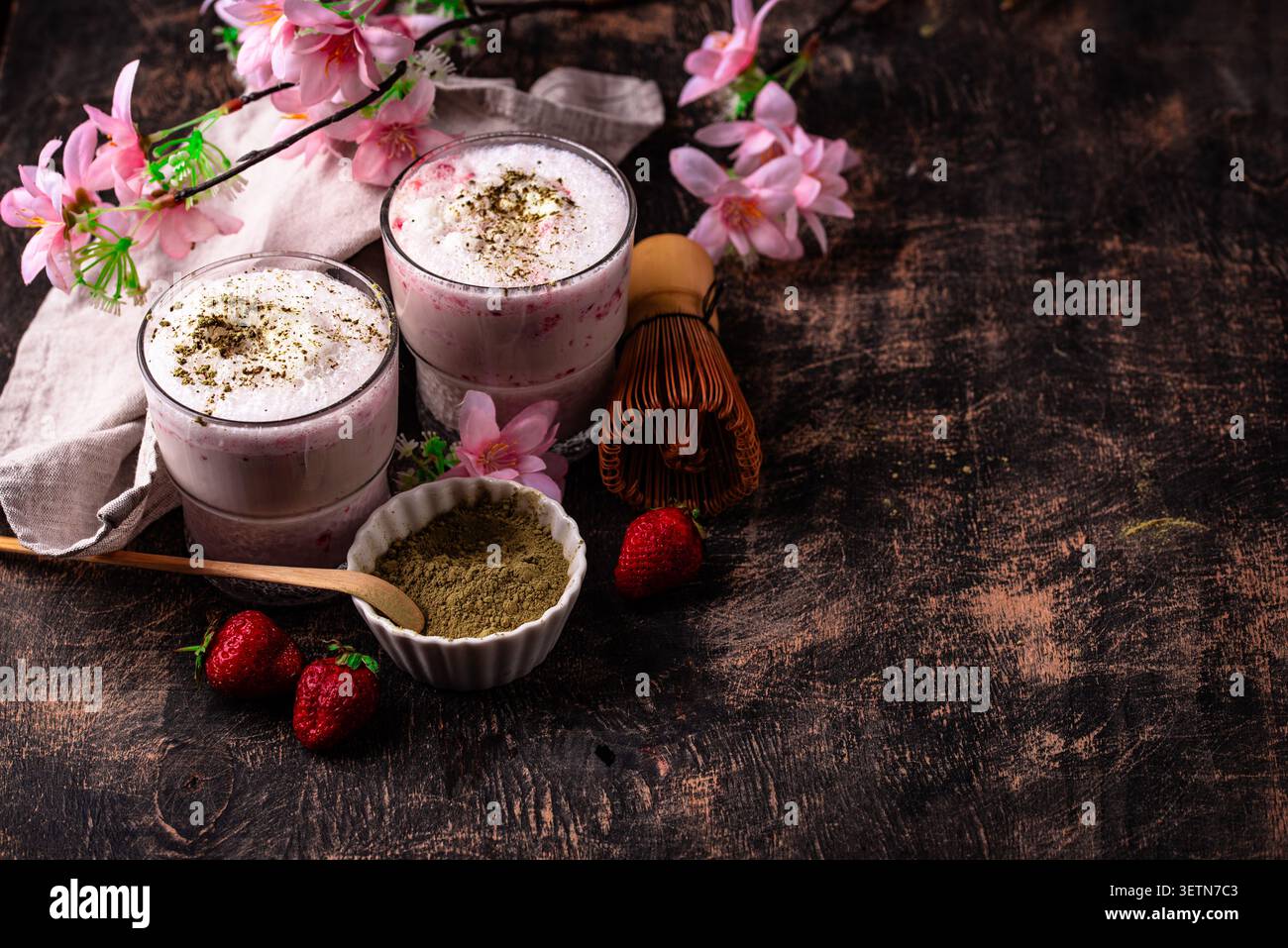 Frullato di latte matcha alla fragola Foto Stock